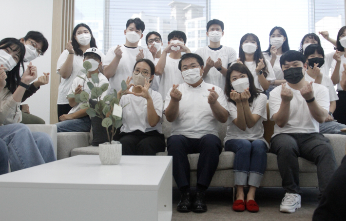 청년아지트 나와YOU 배방점 개소식 직후 참석자들이 기념촬영을 하고 있다. 아산시 제공