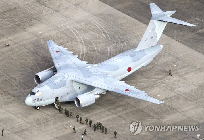 아프가니스탄으로부터의 탈출을 지원하기 위해 일본 정부가 파견을 결정한 항공자위대 C2수송기가 지난달 23일 일본 사이타마(埼玉)현 이루마(入間)기지에서 이륙 준비를 하고 있다. 연합뉴스