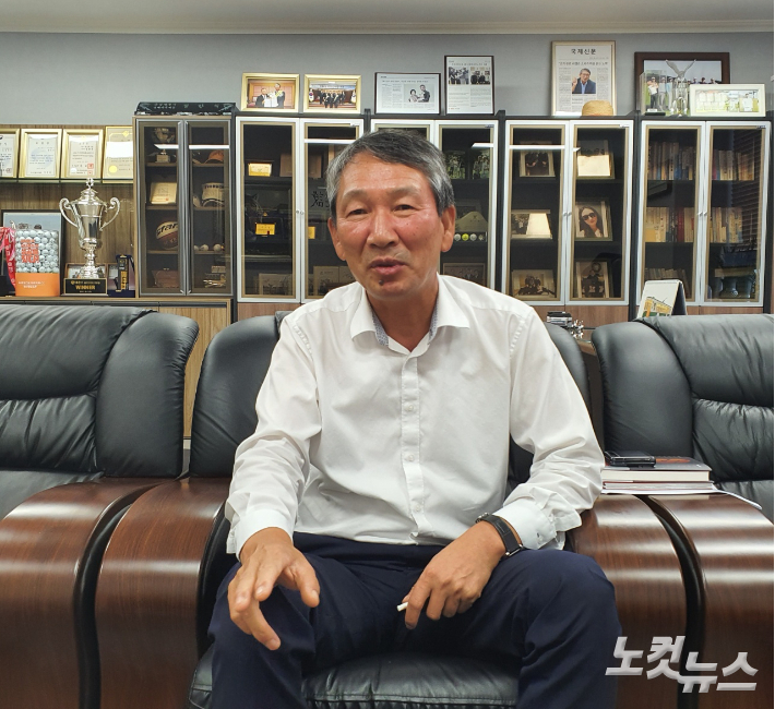 인터뷰 중인 정한식 회장. 정민기 기자