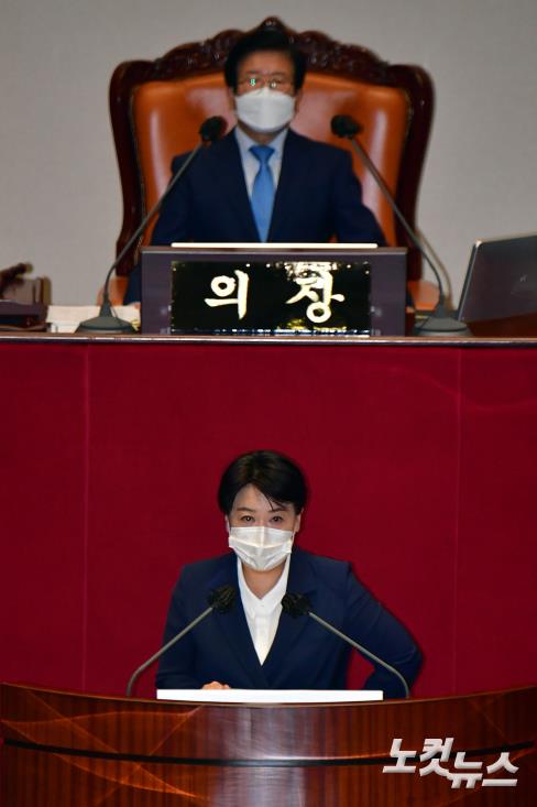 13일 국회에서 열린 제391회 국회(정기회) 제04차 본회의에서 국민의힘 윤희숙 의원이 자신에 대한 사직의 건 투표에 앞서 신상발언을 하고 있다. (이날 국회의원(윤희숙) 사직의 건은 가 188표, 부 23표, 기권 12표로 가결됐다.)