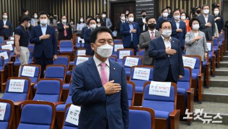 국민의힘 김기현 원내대표가 13일 서울 여의도 국회에서 열린 현안 관련 긴급보고에 참석해 국민의례를 하고 있다.