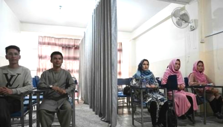남녀 분리수업 하는 아프가니스탄 학생들. 연합뉴스