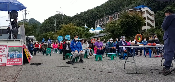 성주 사드기지 공사 자재 반입…사드반대단체 "기지 완성 위한 공사자재" 규탄