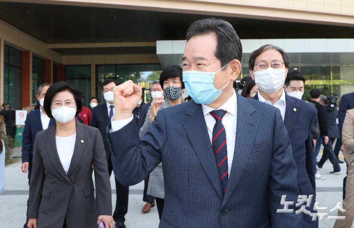 더불어민주당 대선 경선 후보인 정세균 전 총리가 지난 13일 국회 소통관에서 경선 사퇴 기자회견을 마친 후 이동하며 파이팅을 의치는 캠프 소속 의원들에게 손을 들어 보이며 인사하고 있다. 윤창원 기자