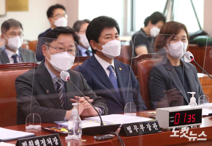 법사위, 답변하는 박범계 법무부 장관