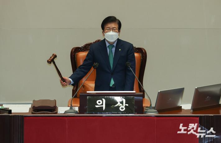 박병석 국회의장이 14일 오후 서울 여의도 국회에서 열린 제 5차 본회의 외교·통일·안보 분야 대정부질문에서 의사봉을 두드리고 있다.