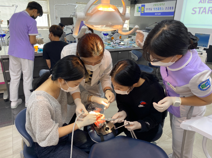 춘해보건대학교 치위생과가 마련한 오픈 클래스에서 고3 수험생들이 전공 실습을 체험하고 있다. 춘해보건대 제공