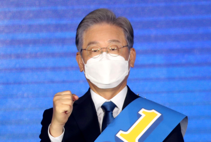 지난 12일 강원 원주시 오크밸리리조트 컨벤션센터에서 열린 더불어민주당 강원권역 순회경선 합동연설회에서 주먹을 불끈 쥔 이재명 후보. 연합뉴스