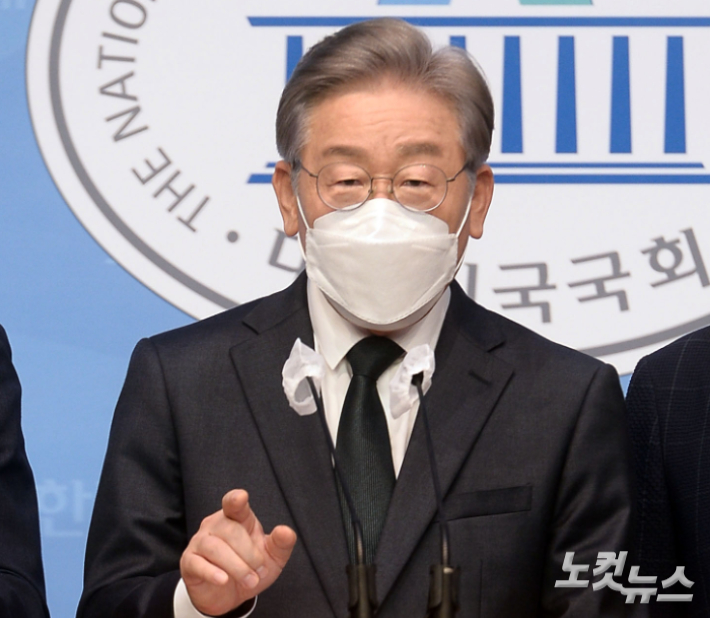 더불어민주당 이재명 대선 경선 후보가 14일 국회 소통관에서 성남의 대장동 개발과 관련한 특혜 의혹에 관한 기자회견을 하고 있다. 윤창원 기자