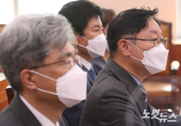 박범계 법무부 장관이 14일 국회에서 열린 법제사법위원회 전체회의에서 의원들의 질의에 답변하고 있다. 윤창원 기자