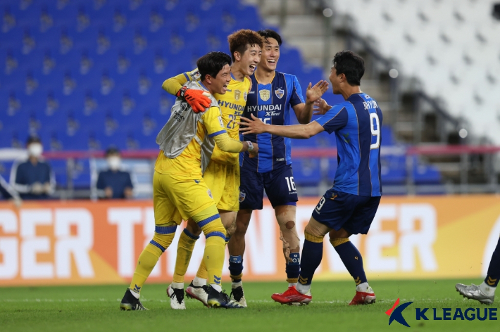 선방 후 기뻐하는 울산 현대 조현우(왼쪽 두 번째). 한국프로축구연맹 제공