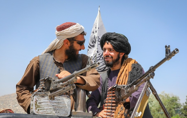 아프가니스탄의 이슬람 무장조직 탈레반이 수도 카불을 장악한 뒤 차에 탈레반 깃발을 달고 순찰하고 있다. 연합뉴스