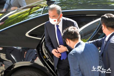 차량에서 내리는 왕이 중국 외교부장