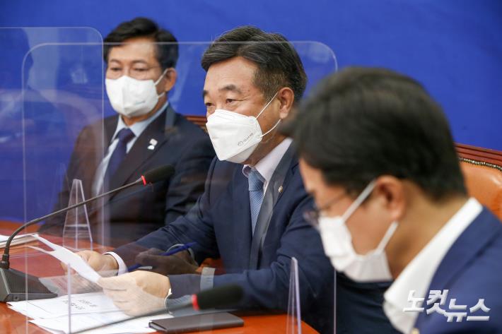 더불어민주당 윤호중 원내대표가 15일 국회에서 열린 최고위원회의에 참석해 발언하고 있다.