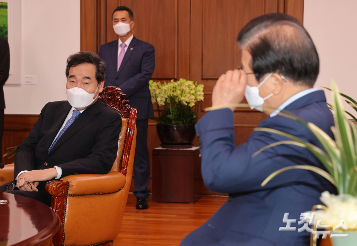더불어민주당 이낙연 대선 경선후보가 지난 14일 국회 의장실을 찾아 박병석 의장과 면담을 하고 있다. 윤창원 기자