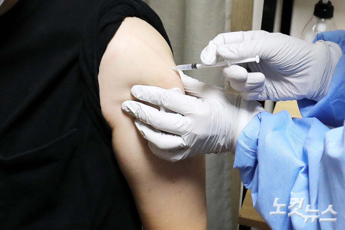 서울의 한 병원에서 시민이 화이자 백신을 접종하고 있다. 사진공동취재단