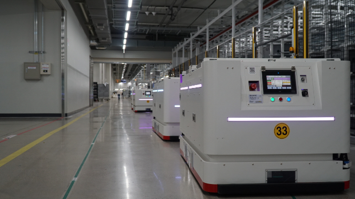 통합생산동에 도입된 LG유플러스의 5G 전용망 기반 물류로봇(AGV). LG전자 제공. 