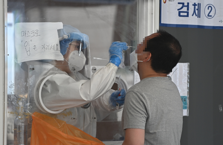임시선별진료소를 찾은 시민들이 신종 코로나바이러스 감염증(코로나19) 검체검사를 받기 위해 줄을 서 있다. 이한형 기자