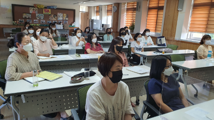전북교육청은 15일과 16일 이틀간 전북학생인권교육센터에서 '2021학년도 다꿈 부모나라 언어지원 강사단 연수'를 가졌다. 전북교육청 제공