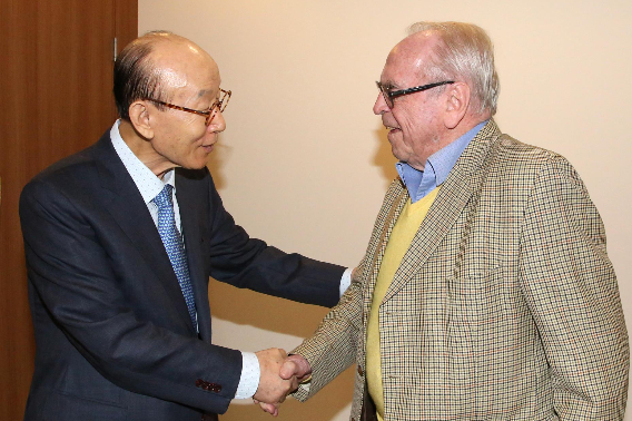 지난 14일 별세한 고(故) 조용기 여의도순복음교회 목사(왼쪽)가 생전에 독일 튀빙엔대학교 신학대 명예교수인 위르겐 몰트만 박사를 만난 모습. (서울=연합뉴스) 