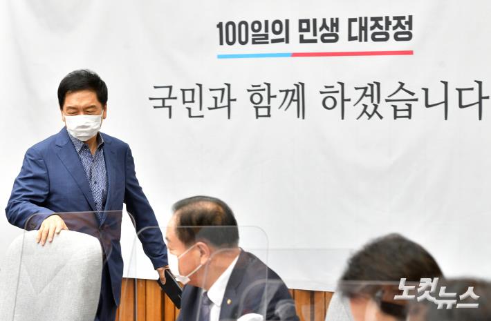 원내대책회의 참석하는 김기현 원내대표