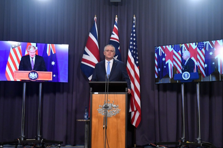 스콧 모리슨 호주 총리(가운데)가 16일(현지시간) 보리스 존슨 영국 총리(왼쪽) 및 조 바이든 미국 대통령(오른쪽)과 3국의 새 안보파트너십 '오커스'(AUKUS) 발족을 발표하는 회견을 하고 있다. 연합뉴스