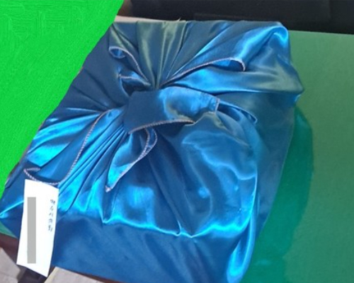 여수시의회에 배달된 파란 보자기에 쌓인 멜론 상자. 독자 제공