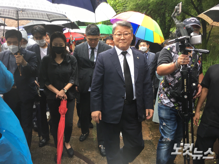 우리공화당 조원진 대표가 구미 박정희 전 대통령 생가를 참배하고 이동하는 모습. 지민수 기자 