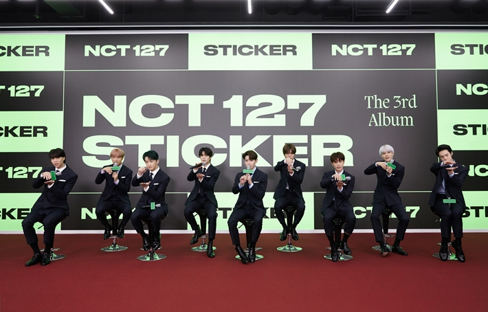 NCT 127이 타이틀곡 '스티커' 포인트 안무를 따라 하는 모습. SM엔터테인먼트 제공