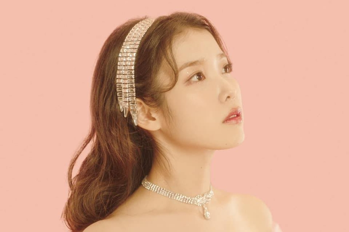 가수 아이유. 아이유 공식 페이스북