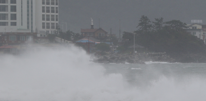 17일 오후 제14호 태풍 '찬투'의 영향으로 울산시 북구 정자해변에 거센 파도가 몰아치고 있다. 연합뉴스