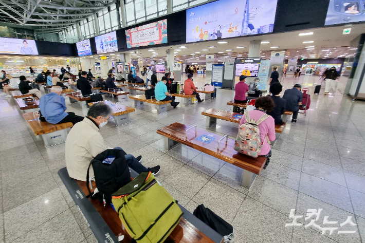 추석 연휴를 하루 앞둔 17일 부산역 2층에서 시민들이 열차를 기다리고 있다. 송호재 기자