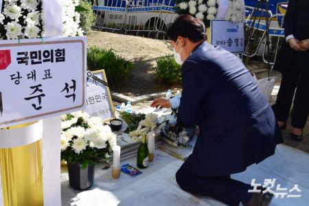 자영업자 합동분향소에 헌화하는 송영길 대표