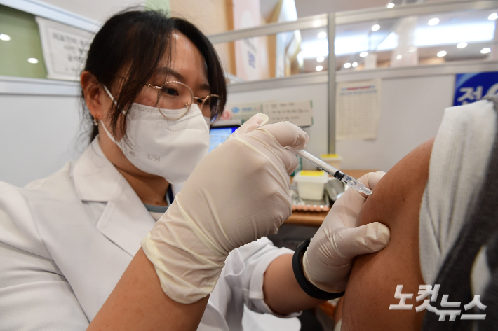 예방접종센터에서 시민들이 코로나19 백신을 접종하고 있다. 황진환 기자