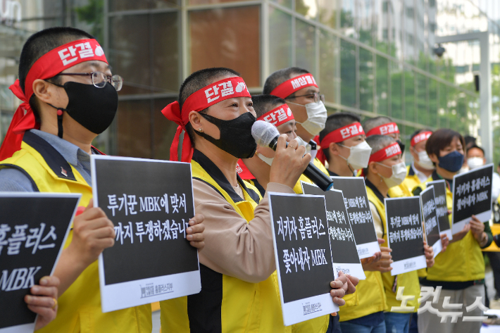 홈플러스 여성노동자들이 지난 5월 13일 서울 광화문 디타워 MBK 앞에서 운영사 MBK파트너스의 주요 점포 폐점 매각을 규탄하며 집단삭발식을 하고 있다. 박종민 기자