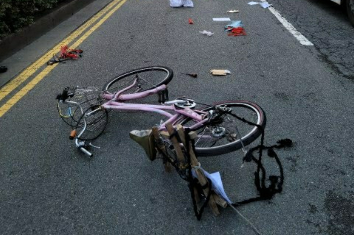 부산에서  자전거를 타고 도로를 건너던 80대 남성이 차량에 치여 중태에 빠졌다. 부산경찰청 제공