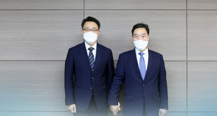 왼쪽부터 김진욱 공수처장, 김오수 검찰총장. 연합뉴스