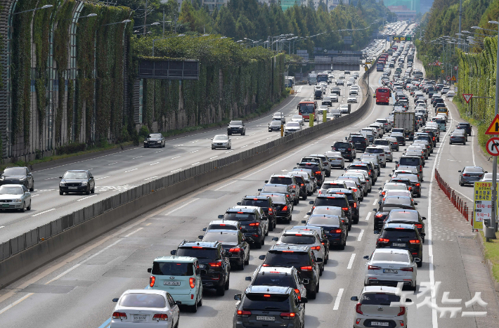 한국도로공사는 이날 전국에서 405만대의 차량이 고속도로를 이용할 것으로 예상했다. 박종민 기자
