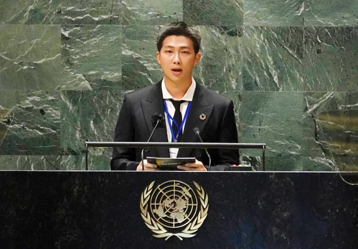 그룹 BTS(방탄소년단)의 리더 RM이 20일(현지시각) 뉴욕 유엔본부 총회장에서 열린 제2차 SDG Moment(지속가능발전목표 고위급회의) 개회식에서 발언하고 있다. 연합뉴스