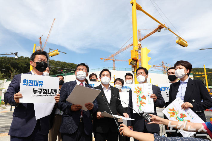 국민의힘 이재명 경기도지사 대장동 게이트 진상조사TF 이헌승 위원장이 16일 오후 성남시 대장동 현장을 둘러보며 발언하고 있다. (왼쪽부터) 김형동, 이헌승 TF위원장, 박수영, 송석준, 김은혜 의원. 국회사진취재단