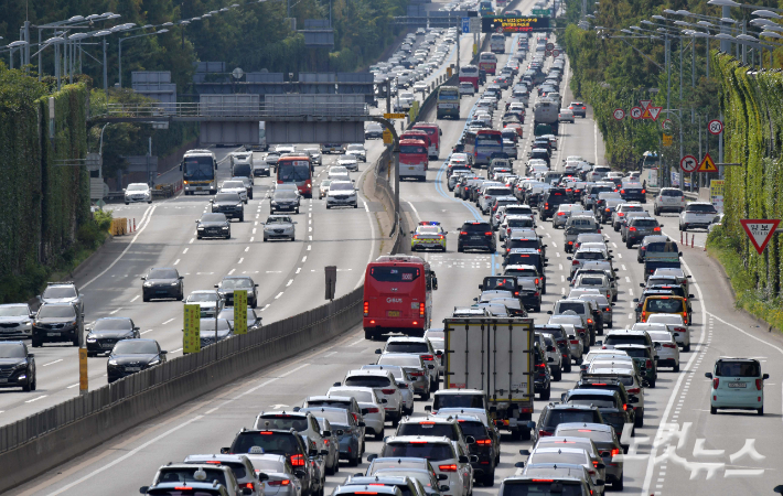 지난 20일 경부고속도로 잠원IC 인근 하행선(부산방향, 오른쪽)이 귀성길 차량으로 정체되고 있다. 박종민 기자