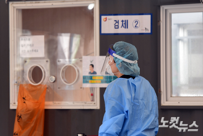 추석인 21일 오전 서울역광장에 마련된 선별진료소에서 의료진들이 분주하게 움직이고 있다. 황진환 기자