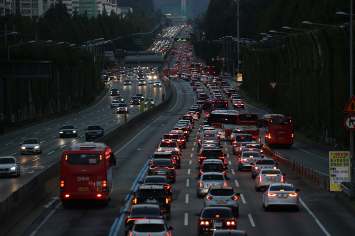 추석인 21일 오후 서울 서초구 잠원IC 인근 경부고속도로 상·하행선에서 차량들이 서행하고 있다. 연합뉴스