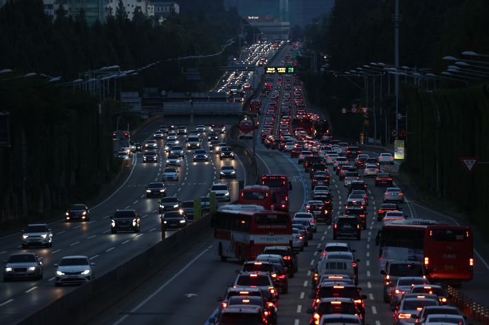 추석인 21일 오후 서울 서초구 잠원IC 인근 경부고속도로 상·하행선에서 차량들이 서행하고 있다. 연합뉴스