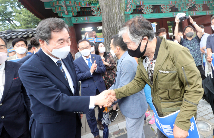 더불어민주당 대권주자인 이낙연 전 대표가 22일 전북 전주시 한옥마을을 찾아 시민 및 지지자들과 인사를 나누는 모습. 연합뉴스