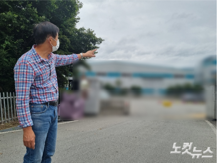 김영세 장산5리 이장이 마을에 들어선 공장 한 곳을 가리키며 설명을 하고 있다. 인상준 기자