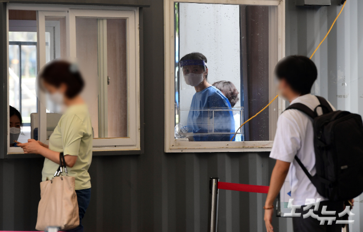 서울역광장에 마련된 선별진료소에서 의료진들이 분주하게 움직이고 있다. 황진환 기자
