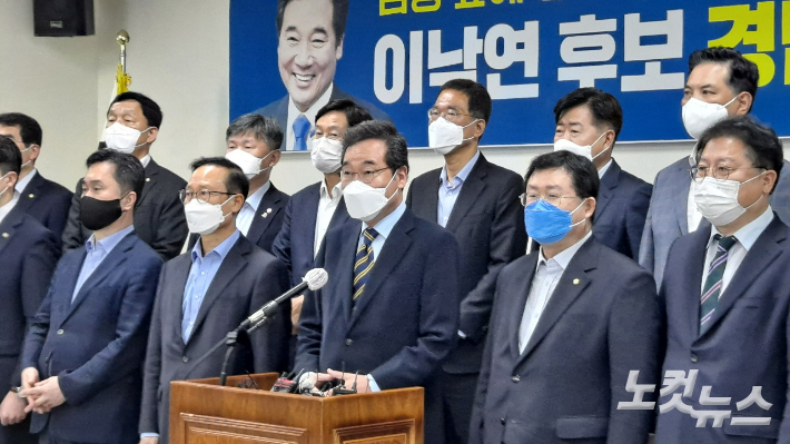 더불어민주당 대선 경선 주자인 이낙연 전 대표가 23일 경남도의회에서 경남 정책공약을 발표하고 있다. 송봉준 기자