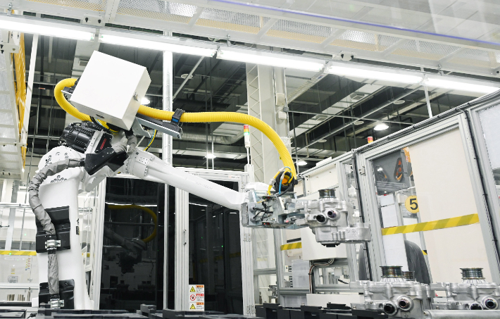 엘지마그나 이파워트레인 본사 소재지인 인천사업장 내 자동차 부품 생산라인에서 산업용 로봇이 전기차의 주행 성능을 좌우하는 핵심 부품인 전기차 파워트레인(동력전달장치)을 조립하고 있다. LG전자 제공
