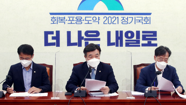 더불어민주당 윤호중 원내대표가 23일 오전 국회에서 열린 원내대책회의에서 발언하고 있다. 연합뉴스